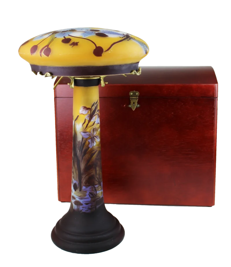 Lámpara Dragonfly apagada junto a baúl – diseño de Émile Gallé