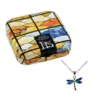 Colgante plateado con libélula azul, producto exclusivo del Museo Casa Lis.