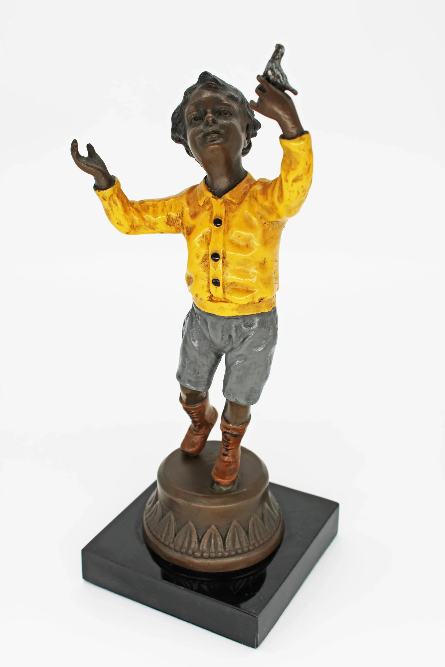 Reproducción en bronce de la escultura de Milo – Niño con pájaro, vista frontal